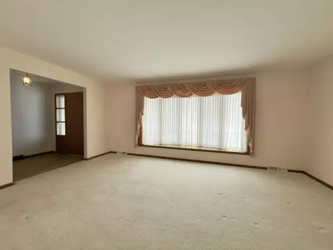 Living - 7700 Apple Tree Ln, Willowbrook, IL 60527 photo 1 of 4