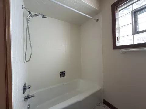 Bath - 7700 Apple Tree Ln, Willowbrook, IL 60527 photo 5 of 5
