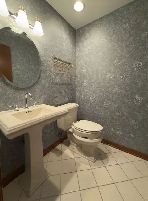Bath - 7700 Apple Tree Ln, Willowbrook, IL 60527 photo 1 of 5