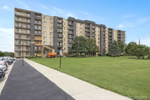 5400 Walnut Ave #805, Downers Grove, IL 60515