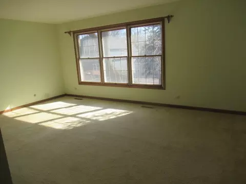 Living - 596 Windham Ln, Naperville, IL 60563 photo 5 of 6