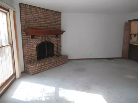 Living - 596 Windham Ln, Naperville, IL 60563 photo 2 of 6