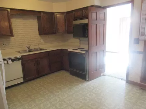 Kitchen - 596 Windham Ln, Naperville, IL 60563 photo 3 of 4