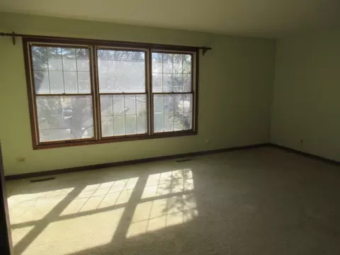 Living - 596 Windham Ln, Naperville, IL 60563 photo 6 of 6