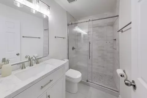 Bath - 3790 Whispering Trails Dr, Hoffman Estates, IL 60192 photo 2 of 3