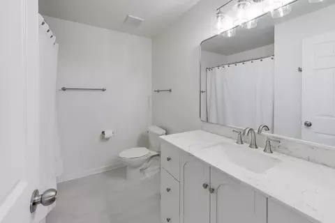 Bath - 3790 Whispering Trails Dr, Hoffman Estates, IL 60192 photo 3 of 3
