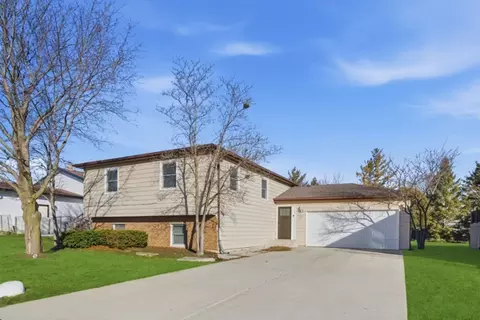 766 Michigan Ave, South Elgin, IL 60177