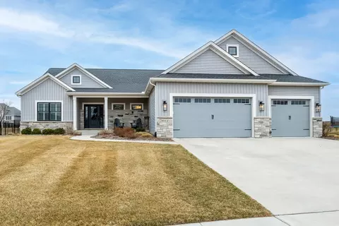 5912 Pigeon Creek Rd, Bettendorf, IA 52722