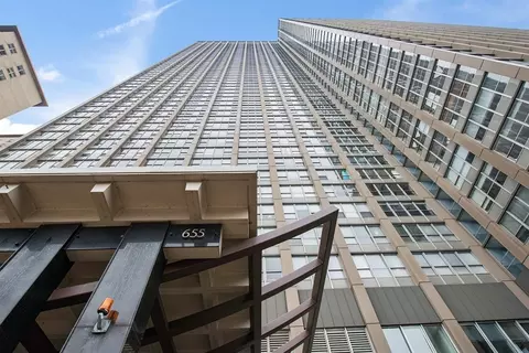 655 W Irving Park Rd #303, Chicago, IL 60613