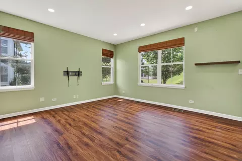 Living - 522 Horizon Dr, Bartlett, IL 60103 photo 5 of 6