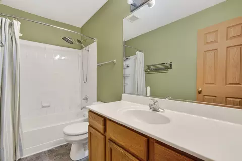 Bath - 522 Horizon Dr, Bartlett, IL 60103 photo 4 of 4