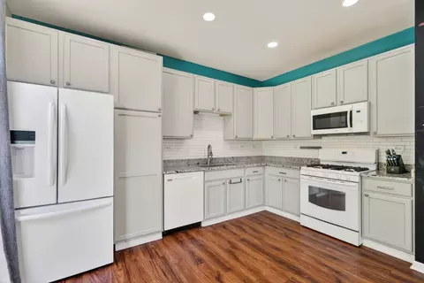 Kitchen - 522 Horizon Dr, Bartlett, IL 60103 photo 1 of 2