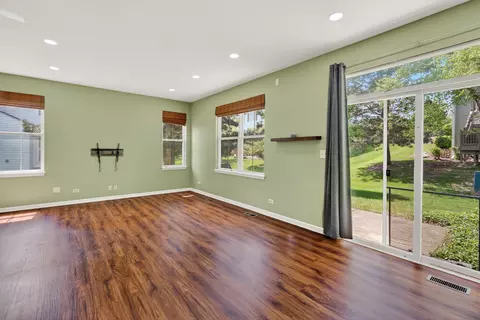 Living - 522 Horizon Dr, Bartlett, IL 60103 photo 6 of 6