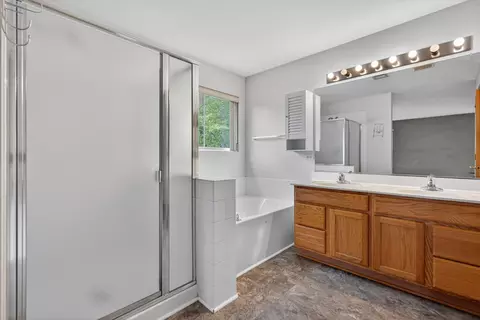 Bath - 522 Horizon Dr, Bartlett, IL 60103 photo 2 of 4