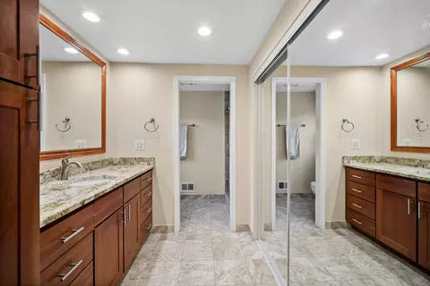 Bath - 3122 Sandy Ln, Glenview, IL 60026 photo 2 of 3