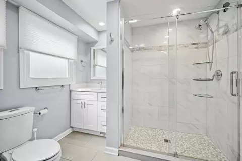 Bath - 3122 Sandy Ln, Glenview, IL 60026 photo 3 of 3