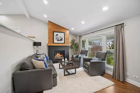 Living - 3122 Sandy Ln, Glenview, IL 60026 photo 2 of 3