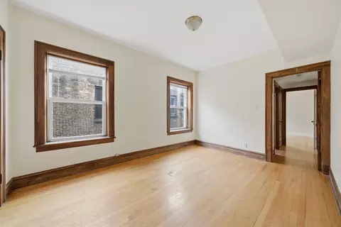 Living - 7634 S Phillips Ave, Chicago, IL 60649 photo 3 of 4