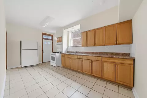 Kitchen - 7634 S Phillips Ave, Chicago, IL 60649 photo 1 of 2