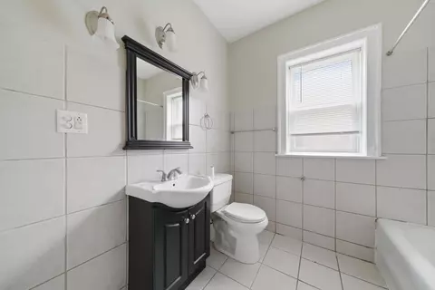 Bath - 7634 S Phillips Ave, Chicago, IL 60649 photo 1 of 2