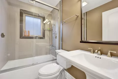 Bath - 2323 Douglas Ave, Des Plaines, IL 60018 photo 4 of 6