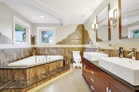 Bath - 2323 Douglas Ave, Des Plaines, IL 60018 photo 1 of 6