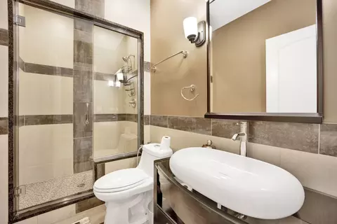 Bath - 2323 Douglas Ave, Des Plaines, IL 60018 photo 6 of 6