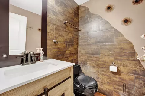 Bath - 2323 Douglas Ave, Des Plaines, IL 60018 photo 2 of 6
