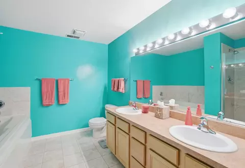 Bath - 2307 W Wolfram St #312, Chicago, IL 60618 photo 2 of 3