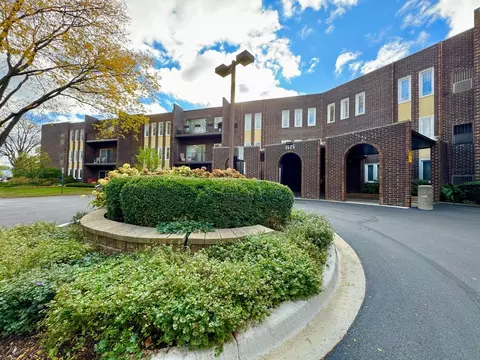 1525 Sander Ct #103, Wheeling, IL 60090
