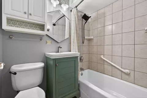 Bath - 2308 Park St, Rolling Meadows, IL 60008 photo 1 of 3