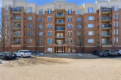 655 Perrie Dr #302, Elk Grove Village, IL 60007