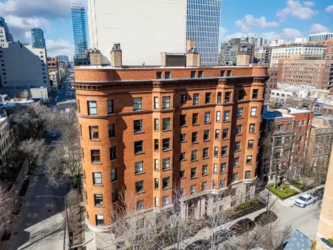 1210 N Astor St #1B, Chicago, IL 60610