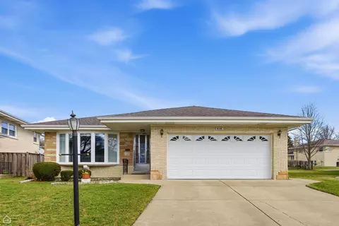 8145 N Grand Ct, Niles, IL 60714