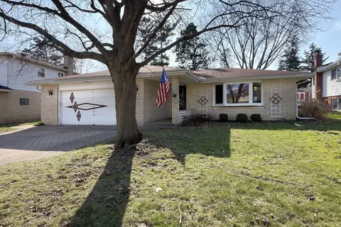 914 S Robert Dr, Mount Prospect, IL 60056