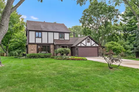 2916 Skyline Dr, Crystal Lake, IL 60012