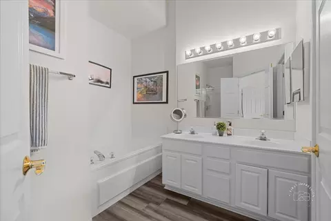 Bath - 263 Lillian Ct, Geneva, IL 60134 photo 1 of 3