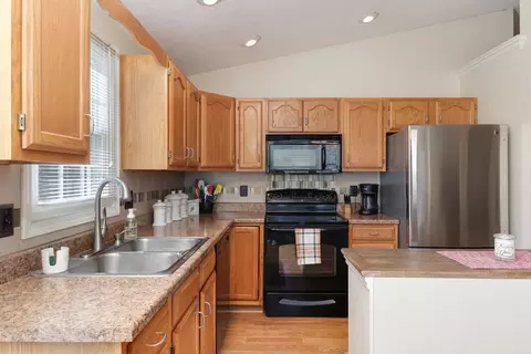 Kitchen - 2739 Arrowhead Dr, Bloomington, IL 61704 photo 5 of 5