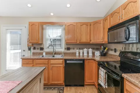 Kitchen - 2739 Arrowhead Dr, Bloomington, IL 61704 photo 4 of 5