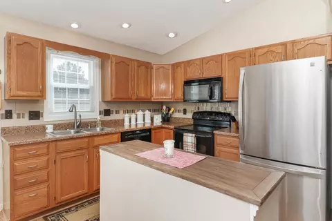 Kitchen - 2739 Arrowhead Dr, Bloomington, IL 61704 photo 3 of 5