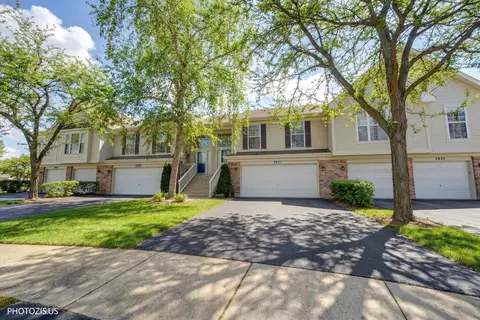 2831 S Embers Ln, Arlington Heights, IL 60005