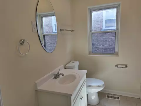 Bath - 10937 S Artesian Ave, Chicago, IL 60655 photo 1 of 1