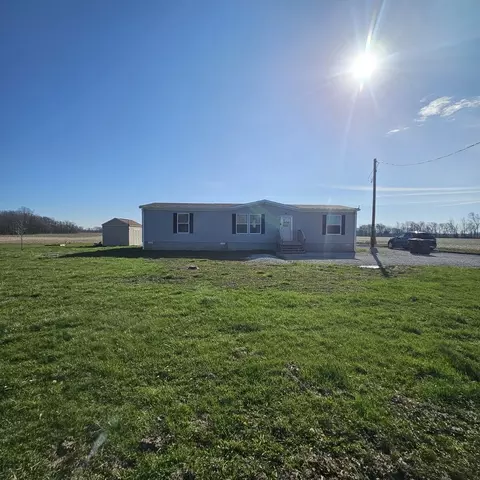 Exterior - 9196 N Riddle Ln, Ashley, IL 62808 photo 3 of 10