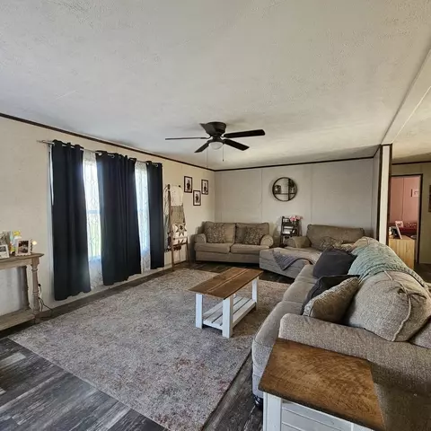 Living - 9196 N Riddle Ln, Ashley, IL 62808 photo 1 of 2
