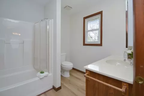 Bath - 712 E Lincoln St, Bloomington, IL 61701 photo 3 of 4