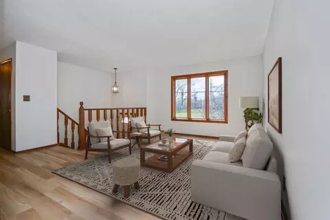 Living - 712 E Lincoln St, Bloomington, IL 61701 photo 1 of 6