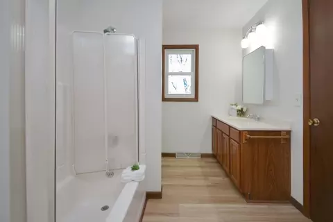 Bath - 712 E Lincoln St, Bloomington, IL 61701 photo 2 of 4