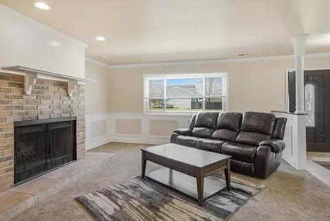Living - 41 Willow Rd, Matteson, IL 60443 photo 1 of 3