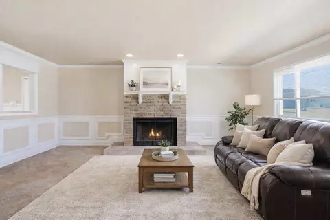 Living - 41 Willow Rd, Matteson, IL 60443 photo 2 of 3