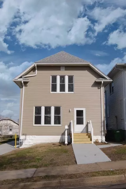 721 S 6th St, Clinton, IA 52732